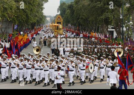 (140711) -- PHNOM PENH, 11. Juli 2014 (Xinhua) -- die Überreste des verstorbenen kambodschanischen Königs Sihanouk werden am 11. Juli 2014 durch die Straßen von Phnom Penh, Kambodscha, marschiert. Tausende von Menschen nahmen am Freitagmorgen an einer religiösen Prozession Teil, um die Überreste von Kambodschas am meisten verehrtem König Norodom Sihanouk zu verewigen, der 2012 in Peking an einer Krankheit starb. (Xinhua/Phearum) KAMBODSCHA-PHNOM PENH-SIHANOUK-PARADE PUBLICATIONxNOTxINxCHN Phnom PENH 11. Juli 2014 XINHUA der verstorbene kambodschanische König Sihanouk S wird am 11. Juli 2014 von Tausenden Prominenten besucht Stockfoto