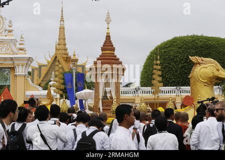 (140711) -- PHNOM PENH, 11. Juli 2014 (Xinhua) -- Ein goldener, mythologischer, vogelförmiger Schwimmer, Der drei Urnen mit der Asche des kambodschanischen Königs Sihanouk trägt, marschiert durch die Straßen in Phnom Penh, Kambodscha, 11. Juli 2014. Tausende von Menschen nahmen am Freitagmorgen an einer religiösen Prozession Teil, um die Überreste von Kambodschas am meisten verehrtem König Norodom Sihanouk zu verewigen, der 2012 in Peking an einer Krankheit starb. (Xinhua/Phearum) KAMBODSCHA-PHNOM PENH-SIHANOUK-PARADE PUBLICATIONxNOTxINxCHN Phnom Penh 11. Juli 2014 XINHUA ein goldener, mythologischer, vogelförmiger Float, der drei Urnen enthält Stockfoto