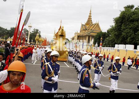 (140711) -- PHNOM PENH, July 11, 2014 (Xinhua) -- A golden mythological bird-shaped float, carrying 3 urns containing the ashes of late Cambodian King Sihanouk, marches through streets in Phnom Penh, Cambodia, July 11, 2014. Thousands of people attended a religious procession on Friday morning to enshrine the remains of Cambodia s most revered King Father Norodom Sihanouk, who died of illness in Beijing in 2012. (Xinhua/Sovannara) CAMBODIA-PHNOM PENH-SIHANOUK-PARADE PUBLICATIONxNOTxINxCHN   Phnom Penh July 11 2014 XINHUA a Golden mythological Bird Shaped Float carrying 3 urns containing The AS Stock Photo