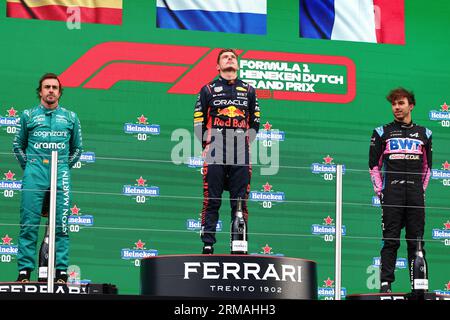 Zandvoort, Niederlande. 27. August 2023. Podium (L bis R): Fernando Alonso (ESP) Aston Martin F1 Team, Zweiter; Max Verstappen (NLD) Red Bull Racing, Rennsieger; Pierre Gasly (FRA) Alpine F1 Team, Dritter. Formel-1-Weltmeisterschaft, Rd 14, großer Preis der Niederlande, Sonntag, 27. August 2023. Zandvoort, Niederlande. Quelle: James Moy/Alamy Live News Stockfoto