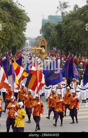 (140711) -- PHNOM PENH, 11. Juli 2014 (Xinhua) -- die Überreste des verstorbenen kambodschanischen Königs Sihanouk werden am 11. Juli 2014 durch die Straßen von Phnom Penh, Kambodscha, marschiert. Tausende von Menschen nahmen am Freitagmorgen an einer religiösen Prozession Teil, um die Überreste von Kambodschas am meisten verehrtem König Norodom Sihanouk zu verewigen, der 2012 in Peking an einer Krankheit starb. (Xinhua/Phearum) KAMBODSCHA-PHNOM PENH-SIHANOUK-PARADE PUBLICATIONxNOTxINxCHN Phnom PENH 11. Juli 2014 XINHUA der verstorbene kambodschanische König Sihanouk S wird am 11. Juli 2014 von Tausenden Prominenten besucht Stockfoto