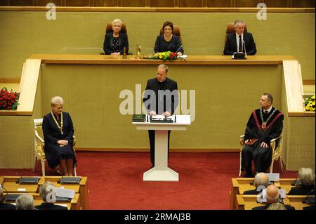 (140712) -- VILNIUS, 12. Juli 2014 (Xinhua) -- Dalia Grybauskaite (1. L) nimmt am 12. Juli 2014 an ihrer Amtseinführung in Vilnius, Litauen, Teil. Grybauskaite wurde im Mai mit rund 58 Prozent der Stimmen zur Präsidentin Litauens wiedergewählt, was sie zur ersten Präsidentin des baltischen Landes machte, die konsekutiv gewählt wurde. (Xinhua/Alfredas Pliadis) LITAUEN-VILNIUS-PRÄSIDENT-EINWEIHUNGSZEREMONIE PUBLICATIONxNOTxINxCHN Vilnius 12. Juli 2014 XINHUA Dalia Grybauskaite 1. L nimmt an ihrer Amtseinführung in Vilnius Litauen AM 12. Juli 2014 Teil Grybauskaite, was Prés wiedergewählt hat Stockfoto