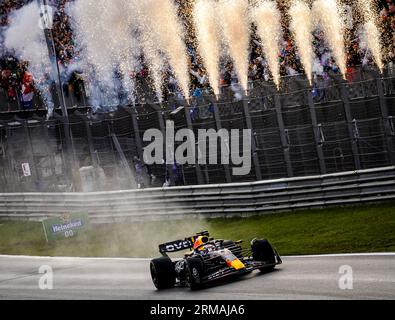 ZANDVOORT - Max Verstappen (Red Bull Racing) überquert die Ziellinie beim F1 Grand Prix der Niederlande auf dem Circuit Zandvoort am 27. August 2023 in Zandvoort, Niederlande. ANP SEM VAN DER WAL Stockfoto