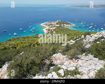 Blick aus der Luft auf das Meer, wunderschönes klares türkisfarbenes Wasser und Yachten. Stockfoto