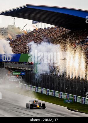 ZANDVOORT - Max Verstappen (Red Bull Racing) überquert die Ziellinie beim F1 Grand Prix der Niederlande auf dem Circuit Zandvoort am 27. August 2023 in Zandvoort, Niederlande. ANP SEM VAN DER WAL Stockfoto