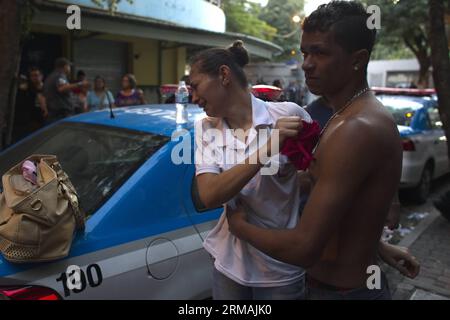 (140714) -- RIO DE JANEIRO, 13. Juli 2014 (Xinhua) -- Menschen reagieren auf das Tränengas während eines Protestes gegen die hohen Kosten der FIFA-Weltmeisterschaft 2014 in Brasilien, Rio de Janeiro, Brasilien, am 13. Juli 2014. (Xinhua/Guillermo Arias) (da) (SP)BRASILIEN-RIO DE JANEIRO-WELTMEISTERSCHAFT 2014-PROTEST PUBLICATIONxNOTxINxCHN Rio de Janeiro 13. Juli 2014 XINHUA Prominente reagieren auf Tear Gas während eines Protest gegen die hohen Kosten der FIFA-Weltmeisterschaft 2014 in Brasilien in Rio de Janeiro Brasilien AM 13. Juli 2014 XINHUA Guillermo Arias dort SP Brasilien Rio de Janeiro World Cup 2014 Protest PUBLICATIONxNOTxINxCHN Stockfoto