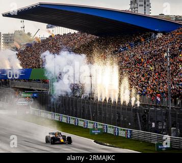 ZANDVOORT - Max Verstappen (Red Bull Racing) überquert die Ziellinie beim F1 Grand Prix der Niederlande auf dem Circuit Zandvoort am 27. August 2023 in Zandvoort, Niederlande. ANP SEM VAN DER WAL Stockfoto