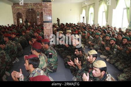 (140714) -- BALKH, 14. Juli 2014 (Xinhua) -- Soldaten der afghanischen Nationalarmee beten in einer Moschee in ihrem Militärlager während des heiligen Monats Ramadan in der Provinz Balkh im Norden Afghanistans, 14. Juli 2014. (Xinhua/Azorda) AFGHANISTAN-BALKH-ARMEE-RAMADAN PUBLICATIONxNOTxINxCHN Balkh 14. Juli 2014 Soldaten der afghanischen Nationalarmee XINHUA beten in einer Moschee in ihrem Militärlager während des Heiligen Monats Ramadan in der Provinz Balkh Nord-Afghanistan 14. Juli 2014 XINHUA Afghanistan Balkh Armee Ramadan PUNOBLATINXCHXN Stockfoto