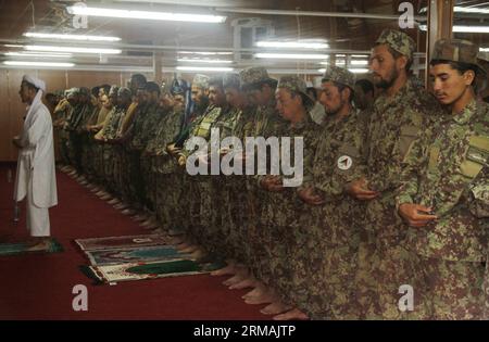 (140714) -- BALKH, 14. Juli 2014 (Xinhua) -- Soldaten der afghanischen Nationalarmee beten in einer Moschee in ihrem Militärlager während des heiligen Monats Ramadan in der Provinz Balkh im Norden Afghanistans, 14. Juli 2014. (Xinhua/Azorda) AFGHANISTAN-BALKH-ARMEE-RAMADAN PUBLICATIONxNOTxINxCHN Balkh 14. Juli 2014 Soldaten der afghanischen Nationalarmee XINHUA beten in einer Moschee in ihrem Militärlager während des Heiligen Monats Ramadan in der Provinz Balkh Nord-Afghanistan 14. Juli 2014 XINHUA Afghanistan Balkh Armee Ramadan PUNOBLATINXCHXN Stockfoto