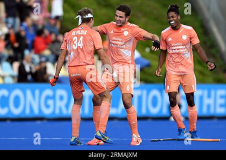 27. August 2023, Nordrhein-Westfalen, Mönchengladbach: Feldhockey, Männer: Europameisterschaft, Niederlande - England, letzte Runde, Finale. Derck de Vilder (l-r), Jonas de Geus und Terrance Pieters aus den Niederlanden feiern den Sieg in der Europameisterschaft. Foto: Federico Gambarini/dpa Stockfoto