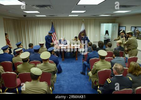 (140714) -- WASHINGTON D.C., 14. Juli 2014 (Xinhua) -- der US-Verteidigungsminister Chuck Hagel (L) und der katarische Verteidigungsminister Hamad bin Ali al-Attiyah unterzeichnen Dokumente im Pentagon, Washington D.C., Hauptstadt der Vereinigten Staaten, 14. Juli 2014. Die USA und Katar haben einen Waffenvertrag über Katars Kauf von US-Patriot-Verteidigungssystemen und Apache-Hubschraubern in Höhe von 11 Milliarden Dollar unterzeichnet, sagte das US-Verteidigungsministerium in einer Erklärung am Montag. (Xinhua/Yin Bogu) US-WASHINGTON-KATAR-VERTEIDIGUNGSMINISTER-WAFFENABKOMMEN PUBLICATIONxNOTxINxCHN Washington D C 14. Juli 2014 XINHUA US Stockfoto