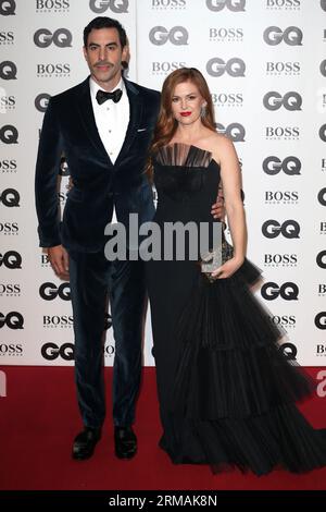 Sacha Baron Cohen und Isla Fisher nehmen an den GQ Men of the Year Awards der Tate Modern in London Teil. Stockfoto