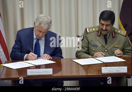 (140714) -- WASHINGTON D.C., 14. Juli 2014 (Xinhua) -- der US-Verteidigungsminister Chuck Hagel (L) und der katarische Verteidigungsminister Hamad bin Ali al-Attiyah unterzeichnen Dokumente im Pentagon, Washington D.C., Hauptstadt der Vereinigten Staaten, 14. Juli 2014. Die USA und Katar haben einen Waffenvertrag über Katars Kauf von US-Patriot-Verteidigungssystemen und Apache-Hubschraubern in Höhe von 11 Milliarden Dollar unterzeichnet, sagte das US-Verteidigungsministerium in einer Erklärung am Montag. (Xinhua/Yin Bogu) US-WASHINGTON-KATAR-VERTEIDIGUNGSMINISTER-WAFFENABKOMMEN PUBLICATIONxNOTxINxCHN Washington D C 14. Juli 2014 XINHUA US Stockfoto