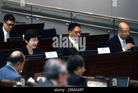 (140715) -- HONGKONG, 15. Juli 2014 (Xinhua) -- Carrie Lam Cheng Yuet-ngor (L, Mitte), Chefsekretärin für die Verwaltung der Sonderverwaltungsregion Hongkong (HKSAR), liest den Wahlreformbericht in Hongkong, Südchina, 15. Juli 2014. Der Chef der HKSAR C Y Leung unterbreitete am Dienstag dem Ständigen Komitee des Nationalen Volkskongresses Chinas den Bericht über die Wahlreform, der den fünfstufigen Prozess der Verfassungsentwicklung der Stadt einleitet. Der Bericht folgt einem fünfmonatigen öffentlichen Konsultationsprozess, der im Mai endete. (Xinhua/Qin Qing) (zkr) CHINA-HONGKONG-EL Stockfoto