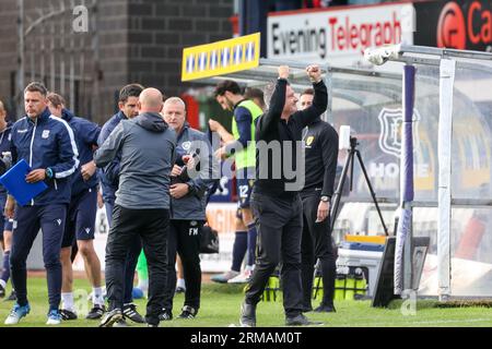 Dundee, Großbritannien. 27. August 2023. Während des Spiels zwischen Dundee und Hearts im Dens Park würdigt Dundee-Manager Tony Docherty die Dundee-Fans (Foto: David Mollison/Alamy Live News) Stockfoto