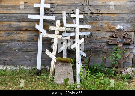 Holzkreuze in der Nähe einer Holzkirche Lohusuu Veneküla kalmistu kabel in Venekula, nordöstlicher Teil Estlands, nahe der Grenze zu Russland Stockfoto