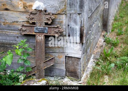 Eisernes Grabkreuz in der Nähe einer Holzkirche Lohusuu Veneküla kalmistu kabel in Venekula, nordöstlicher Teil Estlands, nahe der Grenze zu Russland Stockfoto