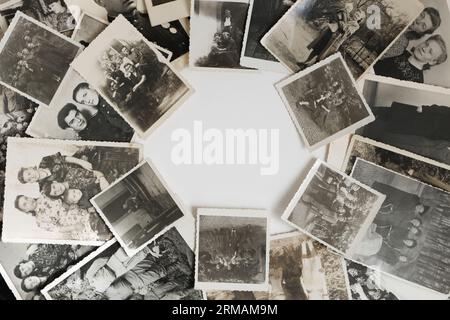 Verschiedene Familienfotos läuten Ende der 1940er Jahre und Textraum in der Mitte Stockfoto