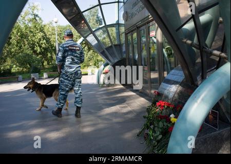 (140716) -- MOSKAU, 16. Juli 2014 (Xinhua) -- Ein russischer Soldat steht am 16. Juli 2014 in Moskau in der Nähe des Bahnhofs Slavyanski Bulvar Wache. Die Bewohner Moskaus legten Blumen und zündeten Kerzen an der U-Bahn-Station an, um den Opfern der tödlichen Entgleisung der Moskauer U-Bahn ihr Beileid zu übermitteln. Nach den neuesten Statistiken starben mindestens 22 Menschen und Hunderte weitere wurden bei einer Entgleisung der U-Bahn am Dienstag verletzt, was zum schlimmsten Unfall in der Geschichte der Moskauer U-Bahn aus dem Jahr 1935 geworden ist. (Xinhua/da Tianfang) RUSSLAND-MOSKAU-U-BAHN-OPFER-BEILEID PUBLICATIONxNOTxINxCH Stockfoto