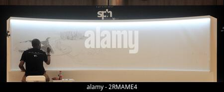 (140716) -- SINGAPUR, 16. Juli 2014 (Xinhua) -- Großbritanniens autistischer Künstler Stephen Wiltshire bezieht sich auf den ersten Tag seines Auftritts im Paragon Shopping Centre in Singapur, 16. Juli 2014. Singapore Press Holdings (SPH) lud Stephen Wiltshire ein, am Mittwoch ein Panorama von Singapur zu zeichnen. (Xinhua/Then Chih Wey) SINGAPUR-KÜNSTLER STEPHEN WILTSHIRE PUBLICATIONxNOTxINxCHN Singapur 16. Juli 2014 XINHUA britischer autistischer Künstler Stephen Wiltshire zeichnet AM ersten Tag seines Auftritts im Singapore S Paragon Shopping Centre 16. Juli 2014 Singapore Press Holdings SPH lud Stephen Wiltshire nach dar ein Stockfoto