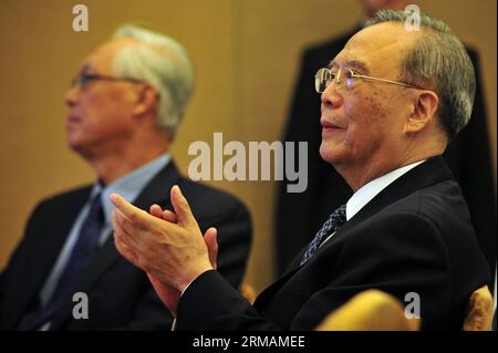 (140716) -- SINGAPORE, July 16, 2014 (Xinhua) -- China s former vice premier and Vice Chairman of the Boao Forum for Asia (BFA) Zeng Peiyan (R) attends the Boao Forum for Asia dinner in Singapore on July 16, 2014. (Xinhua/Then Chih Wey)(zhf) SINGAPORE-BOAO FORUM FOR ASIA-DINNER PUBLICATIONxNOTxINxCHN   Singapore July 16 2014 XINHUA China S Former Vice Premier and Vice Chairman of The Boao Forum for Asia BfA Zeng Peiyan r Attends The Boao Forum for Asia Dinner in Singapore ON July 16 2014 XINHUA Then Chih Wey  Singapore Boao Forum for Asia Dinner PUBLICATIONxNOTxINxCHN Stockfoto