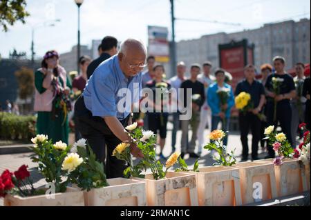 (140717) -- MOSKAU, 17. Juli 2014 (Xinhua) -- ein alter Mann legt Blumen für die Opfer von Moskaus U-Bahn-Entgleisung, um sein Beileid in Moskau, Russland, am 17. Juli 2014 zu übermitteln. Mindestens 22 Menschen starben und Hunderte weitere wurden am Dienstag bei einer Entgleisung der U-Bahn in Moskau verletzt. (Xinhua/Dai Tianfang) RUSSLAND-MOSKAU-U-BAHN-ENTGLEISUNG-BEILEID PUBLICATIONxNOTxINxCHN Moskau 17. Juli 2014 XINHUA an den alten Mann legt Blumen für die Opfer der Entgleisung der Moskauer U-Bahn um sein Beileid in Moskau zu übermitteln Russland 17. Juli 2014 mindestens 22 Prominente starben und Hunderte weitere wurden in einer U-Bahn-Bahn-Trai verletzt Stockfoto