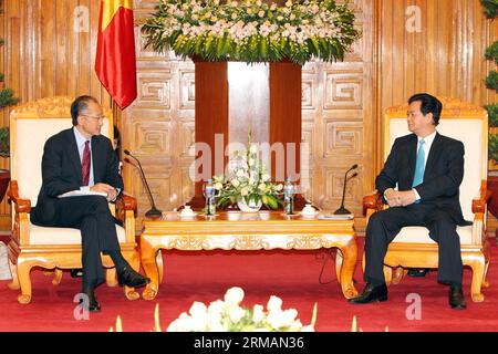 (140717) -- HANOI, July 17, 2014 (Xinhua) -- Vietnamese Prime Minister Nguyen Tan Dung (R) meets with visiting President of the World Bank Jim Yong Kim in Hanoi, Vietnam, July 17, 2014. Jim Yong Kim paid a two-day visit to Vietnam from Wednesday. (Xinhua/VNA) VIETNAM-WORLD BANK-JIM YONG KIM-VISIT PUBLICATIONxNOTxINxCHN   Hanoi July 17 2014 XINHUA Vietnamese Prime Ministers Nguyen TAN Dung r Meets With Visiting President of The World Bank Jim Yong Kim in Hanoi Vietnam July 17 2014 Jim Yong Kim paid a Two Day Visit to Vietnam from Wednesday XINHUA VNA Vietnam World Bank Jim Yong Kim Visit PUBLIC Stockfoto