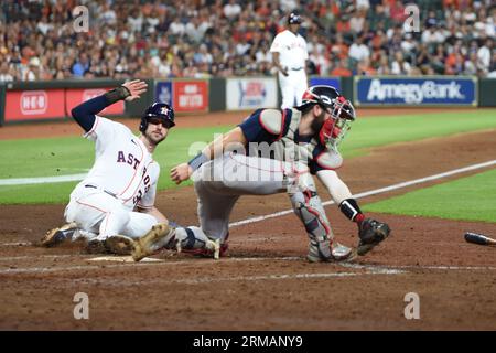 Houston Astros Right Fielder Kyle Tucker (30) punktet auf einer Fielders-Choice von Houston Astros Center Fielder Chas McCormick (20) (nicht abgebildet) im s Stockfoto