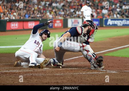 Houston Astros Right Fielder Kyle Tucker (30) punktet auf einer Fielders-Choice von Houston Astros Center Fielder Chas McCormick (20) (nicht abgebildet) im s Stockfoto