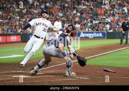 Houston Astros Right Fielder Kyle Tucker (30) punktet auf einer Fielders-Choice von Houston Astros Center Fielder Chas McCormick (20) (nicht abgebildet) im s Stockfoto
