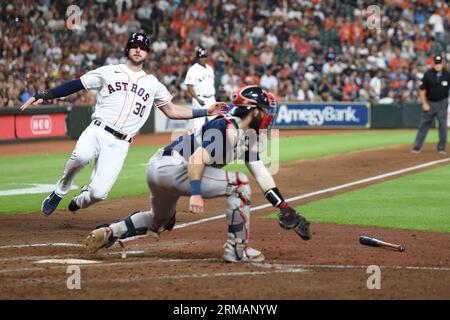 Houston Astros Right Fielder Kyle Tucker (30) punktet auf einer Fielders-Choice von Houston Astros Center Fielder Chas McCormick (20) (nicht abgebildet) im s Stockfoto