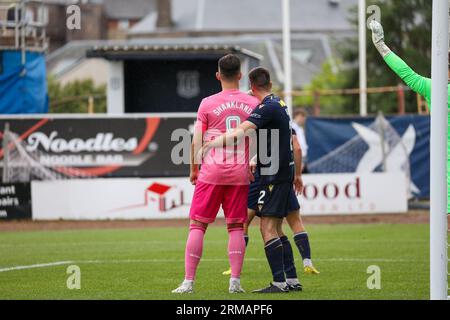 Dundee, Großbritannien. 27. August 2023. Während des Spiels der Cinch Scottish Premiership zwischen Dundee und Hearts im Dens Park Hearts' ist Lawrence Shankland von der Dundee Defense gut markiert (Foto: David Mollison/Alamy Live News) Stockfoto