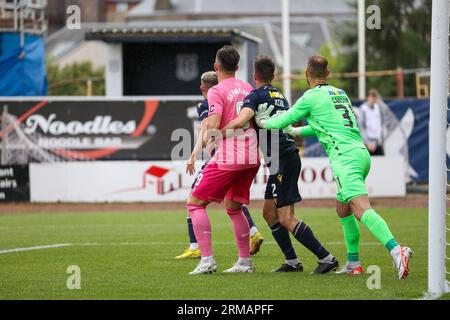 Dundee, Großbritannien. 27. August 2023. Während des Spiels der Cinch Scottish Premiership zwischen Dundee und Hearts im Dens Park stellt die Dundee Defense sicher, dass Hearts’ Lawrence Shankland gut markiert ist (Foto: David Mollison/Alamy Live News) Stockfoto