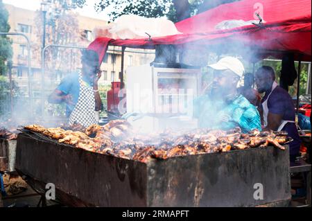 Am 27. August 2023 feiern hunderttausende von Feiernden den ersten Tag des Karnevals in Notting Hill, West London, England, indem sie farbige Pers werfen Stockfoto