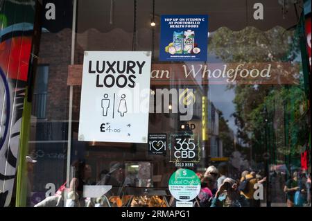 Am 27. August 2023 feiern hunderttausende von Feiernden den ersten Tag des Karnevals in Notting Hill, West London, England, indem sie farbige Pers werfen Stockfoto