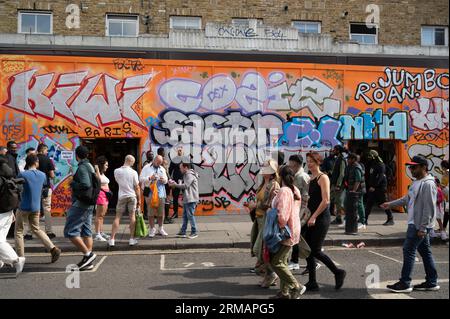 Am 27. August 2023 feiern hunderttausende von Feiernden den ersten Tag des Karnevals in Notting Hill, West London, England, indem sie farbige Pers werfen Stockfoto