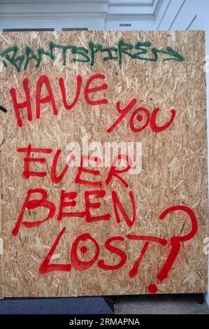 Am 27. August 2023 feiern hunderttausende von Feiernden den ersten Tag des Karnevals in Notting Hill, West London, England, indem sie farbige Pers werfen Stockfoto
