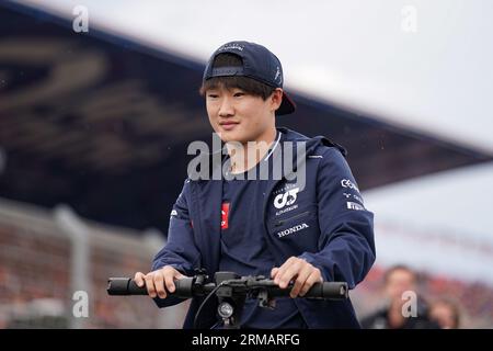 Zandvoort, Niederlande. 27. Aug. 2023.Yuki Tsunoda 22 (JAP), Scuderia AlphaTauri AT04 auf einem Roller während des FORMEL 1 HEINEKEN DUTCH GRAND PRIX 2023 auf dem CM.com Circuit Zandvoort, Niederlande am 27. August 2023 Stockfoto