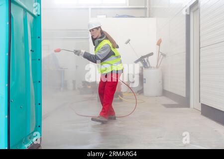 Reinigung eines mobilen Toilettenbehälters Stockfoto