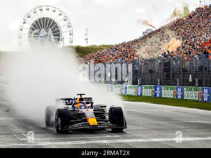 ZANDVOORT - Max Verstappen (Red Bull Racing) überquert die Ziellinie und gewinnt am 27. August 2023 den F1 Grand Prix der Niederlande auf dem Circuit Zandvoort in Zandvoort. ANP REMKO DE WAAL Stockfoto