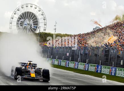 ZANDVOORT - Max Verstappen (Red Bull Racing) überquert die Ziellinie und gewinnt am 27. August 2023 den F1 Grand Prix der Niederlande auf dem Circuit Zandvoort in Zandvoort. ANP REMKO DE WAAL Stockfoto