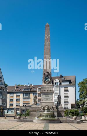 Würmer, Deutschland - 21. August 2023: Ludwig-Denkmal mit Obelisk und Brunnen, nicht identifizierte Personen. Das Denkmal erinnert an den Großherzog Ludwig IV Stockfoto
