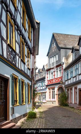 Eltville, Deutschland - 24. August 2023: Fachwerkhäuser in der historischen Altstadt von Eltville am Rhein im Rheintal, Hessen. Stockfoto