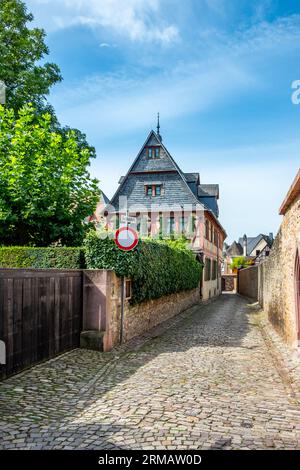 Eltville, Deutschland - 24. August 2023: Fachwerkhäuser in der historischen Altstadt von Eltville am Rhein im Rheintal, Hessen. Stockfoto