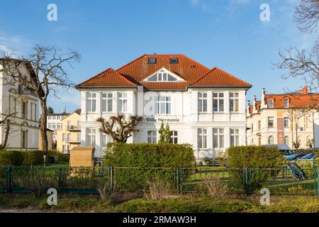 Ahlbeck, Deutschland - 17. April 2014: Alte Villa mit Meerblick in Ahlbeck an der Promenade. Stockfoto