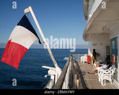 Französische Flagge dreifarbig, die vom Heck der Brittany Ferries Port-Aven Cruiseferry fliegt Stockfoto