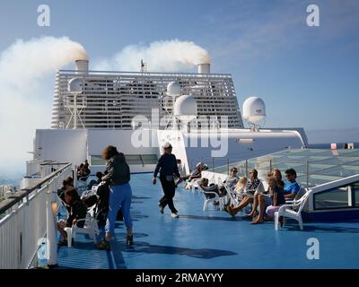 Passagiere auf der Brittany Ferries Port-Aven Cruiseferry genießen Sonnenschein auf dem Oberdeck. Stockfoto