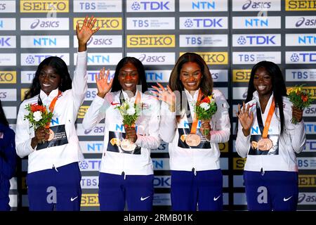 Daryll Neita, Bianca Williams, Imani-Lara Lansiquot und Asha Philip feiern auf dem Podium, nachdem sie mit ihren Bronzemedaillen für den dritten Platz im 4x100 Meter Relay Finale der Frauen am neunten Tag der Leichtathletik-Weltmeisterschaften im National Athletics Centre in Budapest, Ungarn, ausgezeichnet wurden. Bilddatum: Sonntag, 27. August 2023. Stockfoto