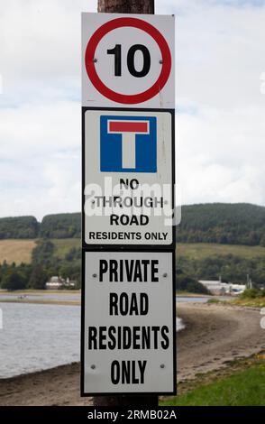 Privates Straßenschild mit 10 Meilen pro Stunde und nur für Anwohner. Stockfoto