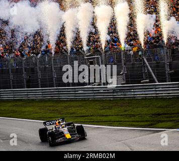 ZANDVOORT - Max Verstappen (Red Bull Racing) überquert die Ziellinie beim F1 Grand Prix der Niederlande auf dem Circuit Zandvoort am 27. August 2023 in Zandvoort, Niederlande. ANP SEM VAN DER WAL Stockfoto